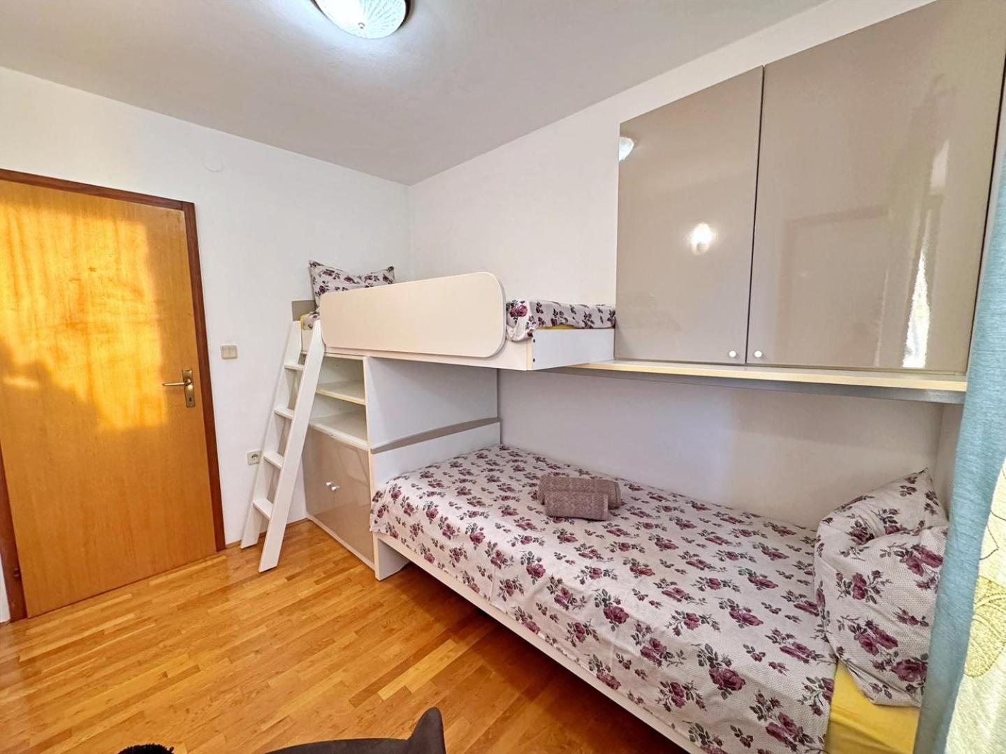 Apartments Katarina Малинска Екстериор снимка