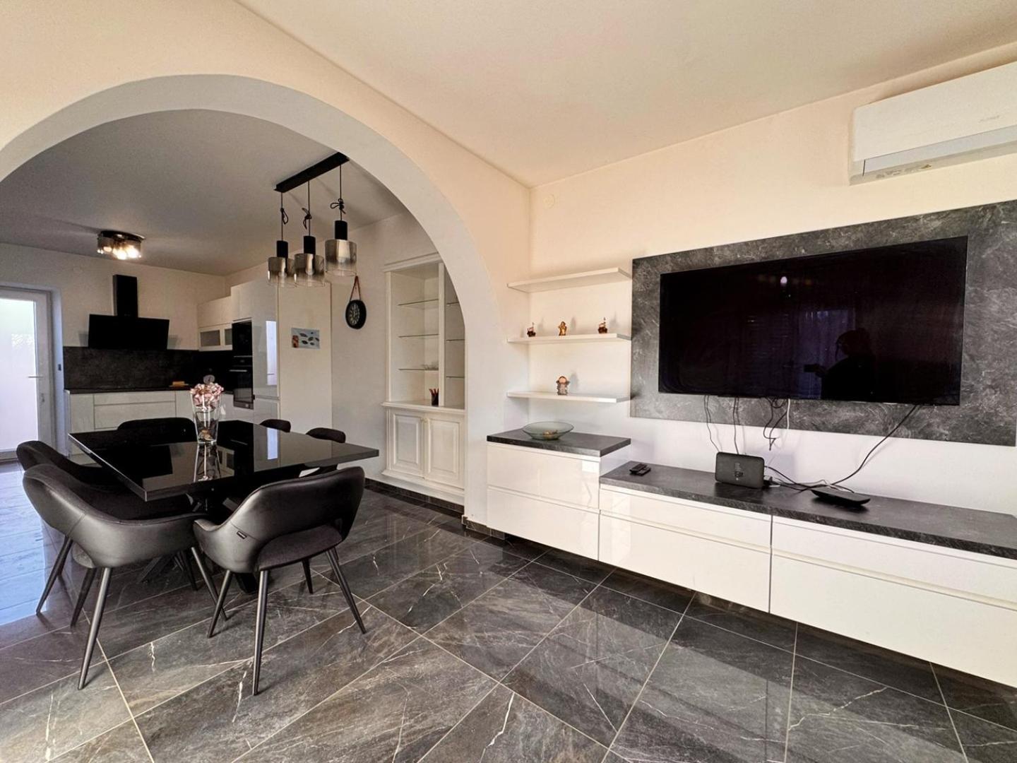 Apartments Katarina Малинска Екстериор снимка