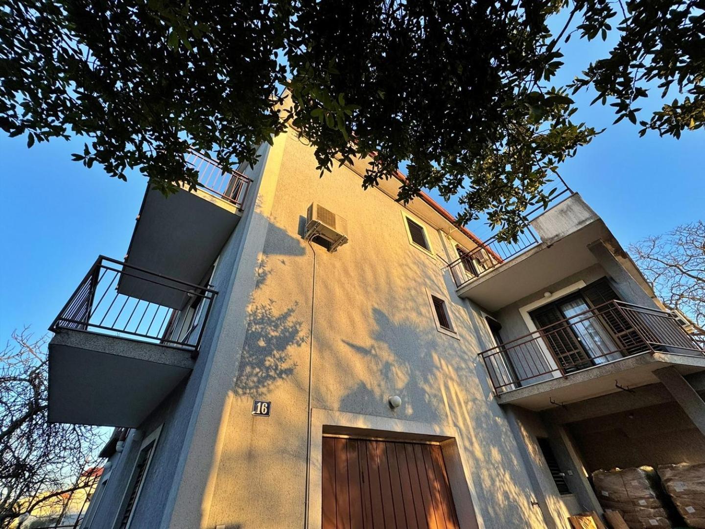 Apartments Katarina Малинска Екстериор снимка